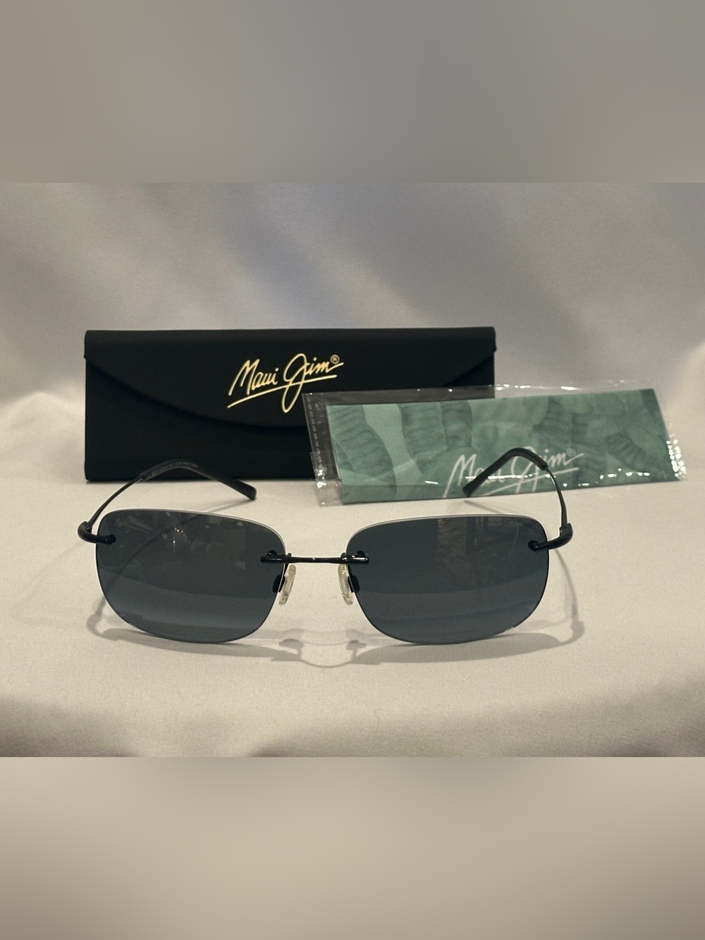 Maui Jim OHAI unisex Sunglasses Gray Lenses,Black Temples New with foldable case